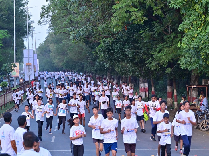 मैराथन में अपने लक्ष्य को पाने के लिए दौड़ लगाते प्रतिभागी।