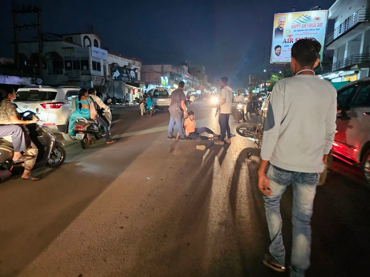 बिना रोड ब्लॉक किए कार्यक्रम आयोजित किया गया। इसलिए हादसा हो गया।