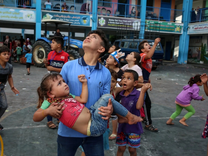 गाजा में इजराइल की एयरस्ट्राइक के बीच बच्चे बमों की आवाज से डरे-सहमे सुरक्षित जगह भागते दिखे।