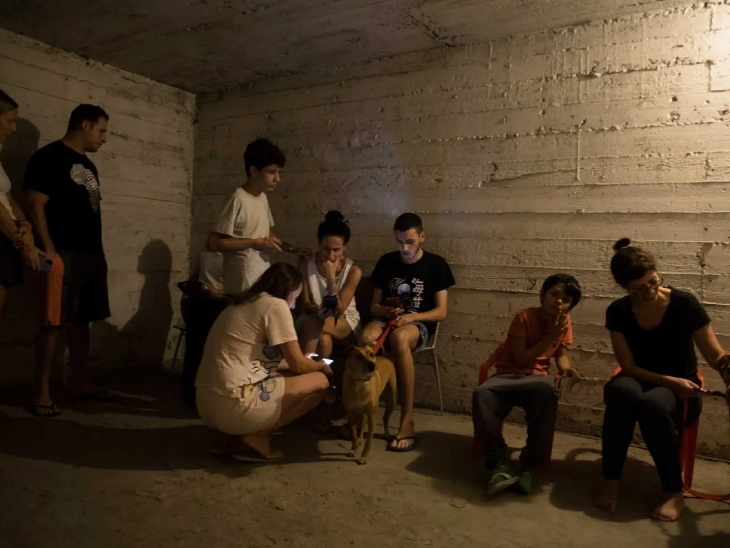 इजराइल में लगातार हो रहे हमलों के बीच लोग घरों में बने बंकरों में छिप गए। इस दौरान वो अपने परिजनों का हालचाल लेते दिखे।