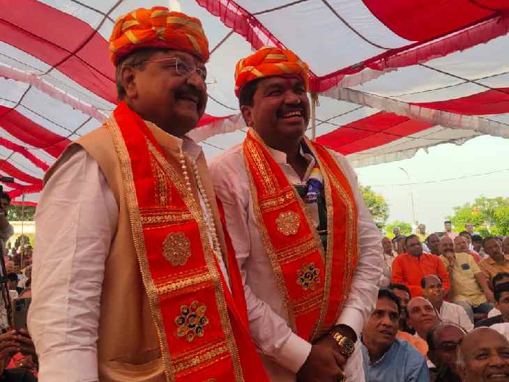 रविवार को जैन समाज के प्रोग्राम में शामिल कैलाश विजयवर्गीय और संजय शुक्ला।