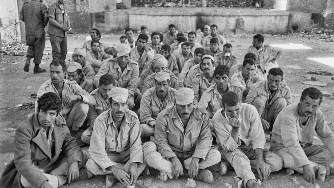 तस्वीर 1973 की है, जब अरब देशों के सैनिकों को इजराइल में युद्ध बंदी बना लिया गया था।