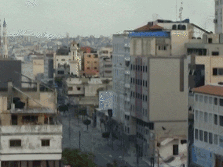 गाजा सिटी के नेशनल बैंक पर इजराइल ने एयर स्ट्राइक के दौरान मिसाइलें दागीं।