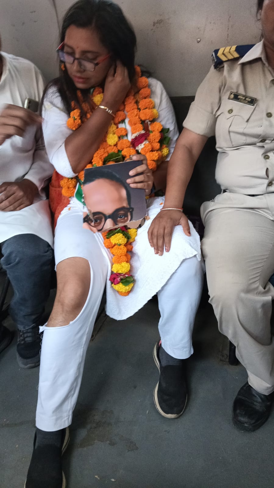 कांग्रेस जिला अध्यक्ष मोनू सक्सेना ने पुलिस पर निशा बांगरे के कपड़े फाड़ने का आरोप लगाया है।