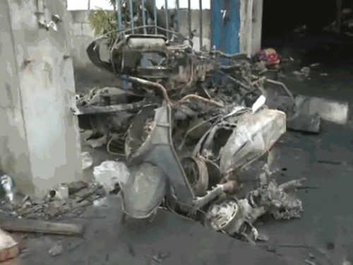 बेंगलुरु के पास अनेकल तालुक के अट्टीबेले में रविवार सुबह की तस्वीर। इमारत और वहां रखे वाहन खाक हो गए हैं।