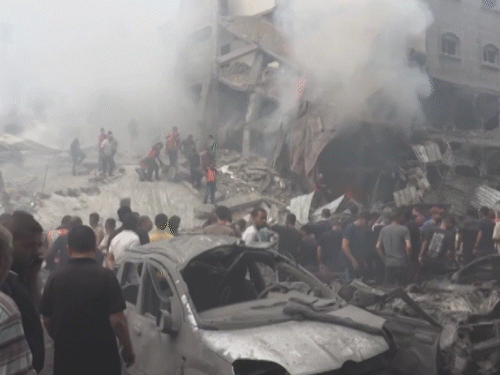 गाजा में इजराइल की स्ट्राइक के बाद कई हाईराइज बिल्डिंग्स तबाह हो गई।