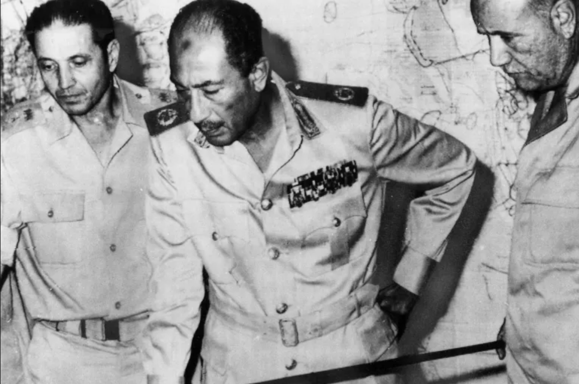 अरब-इजराइल जंग के दौरान मिस्र के चीफ ऑफ आर्मी स्टाफ बैटलफील्ड का मुआयना करते हुए (फोटो- अलजजीरा)