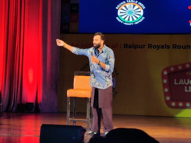 स्टैंडअप कॉमेडी करते अनुभव सिंह बस्सी।