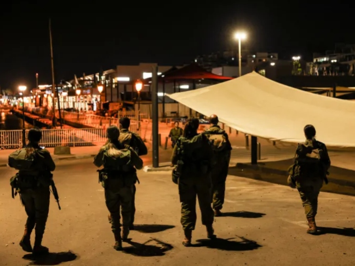 गाजा पट्टी पर भारी संख्या में इजराइली सेना के जवान मौजूद हैं।