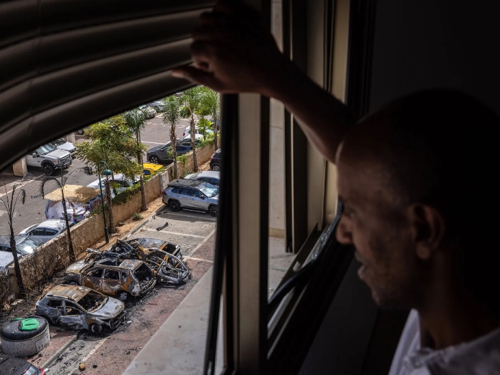 हमास की तरफ से दागे गए रॉकेट इजराइल के अश्कलोन शहर की एक बिल्डिंग की पार्किंग में गिरे। यहां कई कारें तबाह हो गईं।