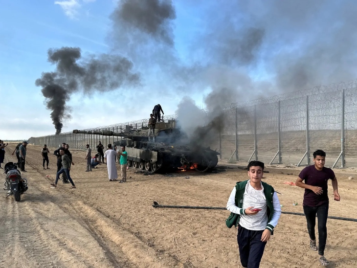 हमास ने दावा किया था कि उसने 7 अक्टूबर को 5 हजार से ज्यादा रॉकेट इजराइल की तरफ दागे। इनसे इजराइली सेना के कई टैंक तबाह हो गए।