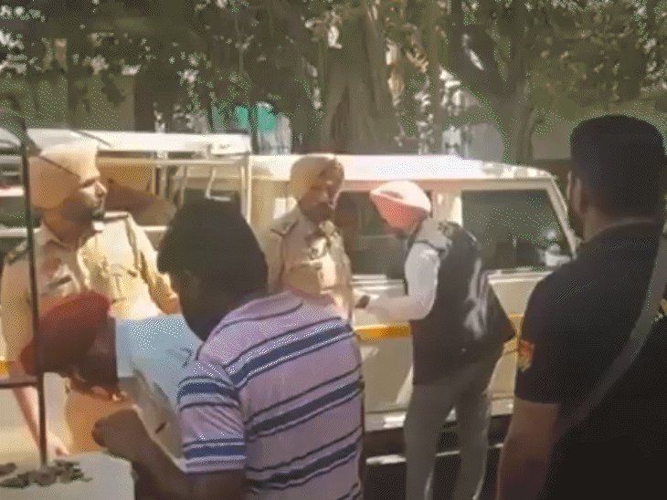 मानसा कोर्ट में पेशी के दौरान गाड़ी में बैठा गैंगस्टर सचिन थापन, इस दौरान कड़ी पुलिस सुरक्षा रही। - Dainik Bhaskar