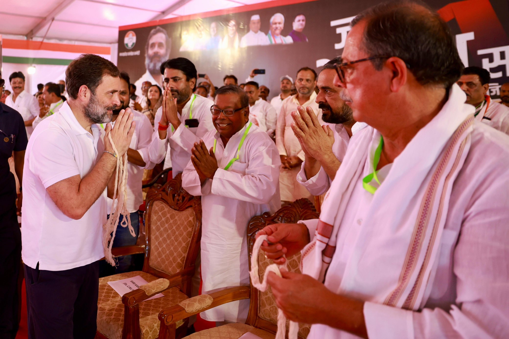 राहुल गांधी ने सभी नेताओं का हाथ जोड़कर अभिवादन किया।