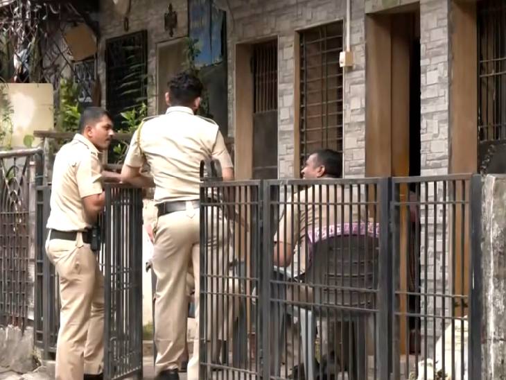 अब्दुल वाहिद शेख के घर के बाहर तैनात पुलिसकर्मी।