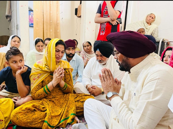 मृतक करणवीर सिंह के परिजनों से मिलते मंत्री कुलदीप धालीवाल और चेतन सिंह जौड़ामाजरा। - Dainik Bhaskar