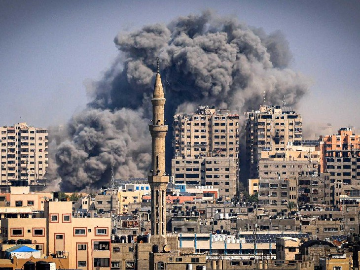 जवाबी कार्रवाई में इजराइल हमास के ठिकानों पर हमले कर रहा है। गाजा सिटी में भारी तबाही हुई है। कई इमारतें तबाह हुई हैं।