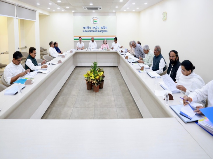 CEC की बैठक दिल्ली में कांग्रेस अध्यक्ष मल्लिकार्जुन खड़गे के आवास पर हुई।