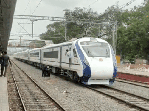 Udaipur Jaipur Vande Bharat Express Train Stone Pelting | Bhilwara News