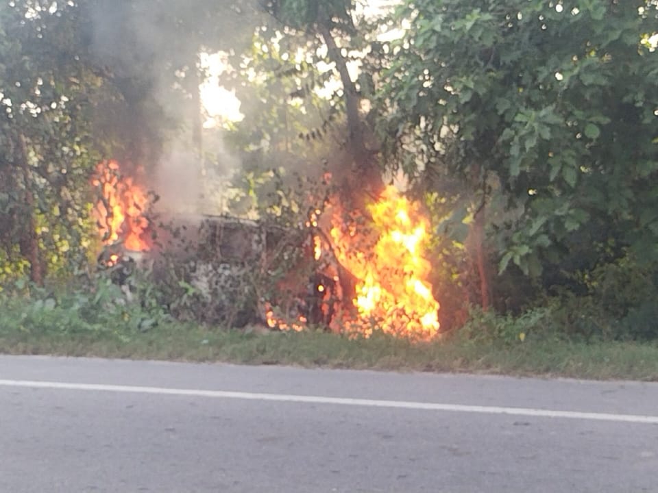 Xylo turns into ball of fire after hitting tree | पेड़ से टकराने के बाद ...