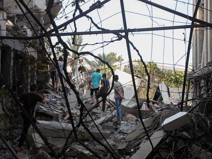 गाजा में मलबे के बीच से फंसे हुए लोगों को निकाला गया।