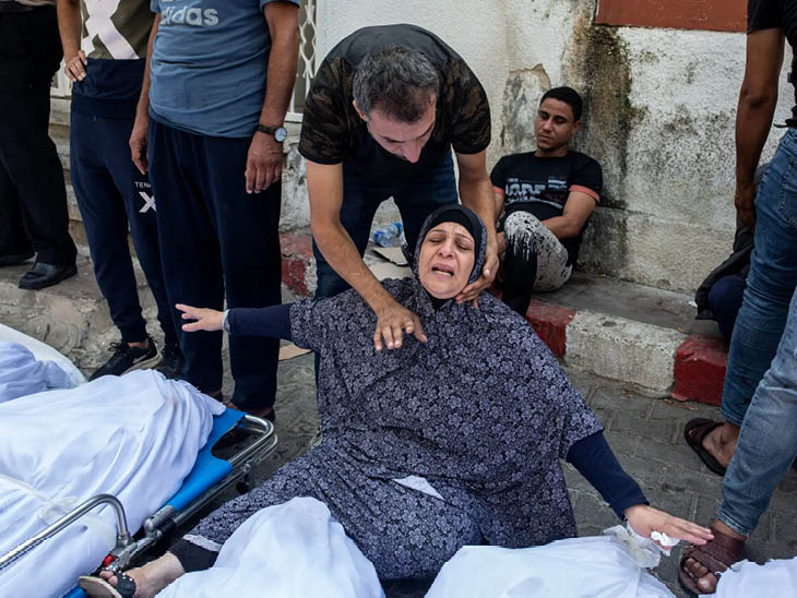 गाजा में इजराइल की एयरस्ट्राइक में एक महिला के परिवार के 3 सदस्यों की मौत हो गई।