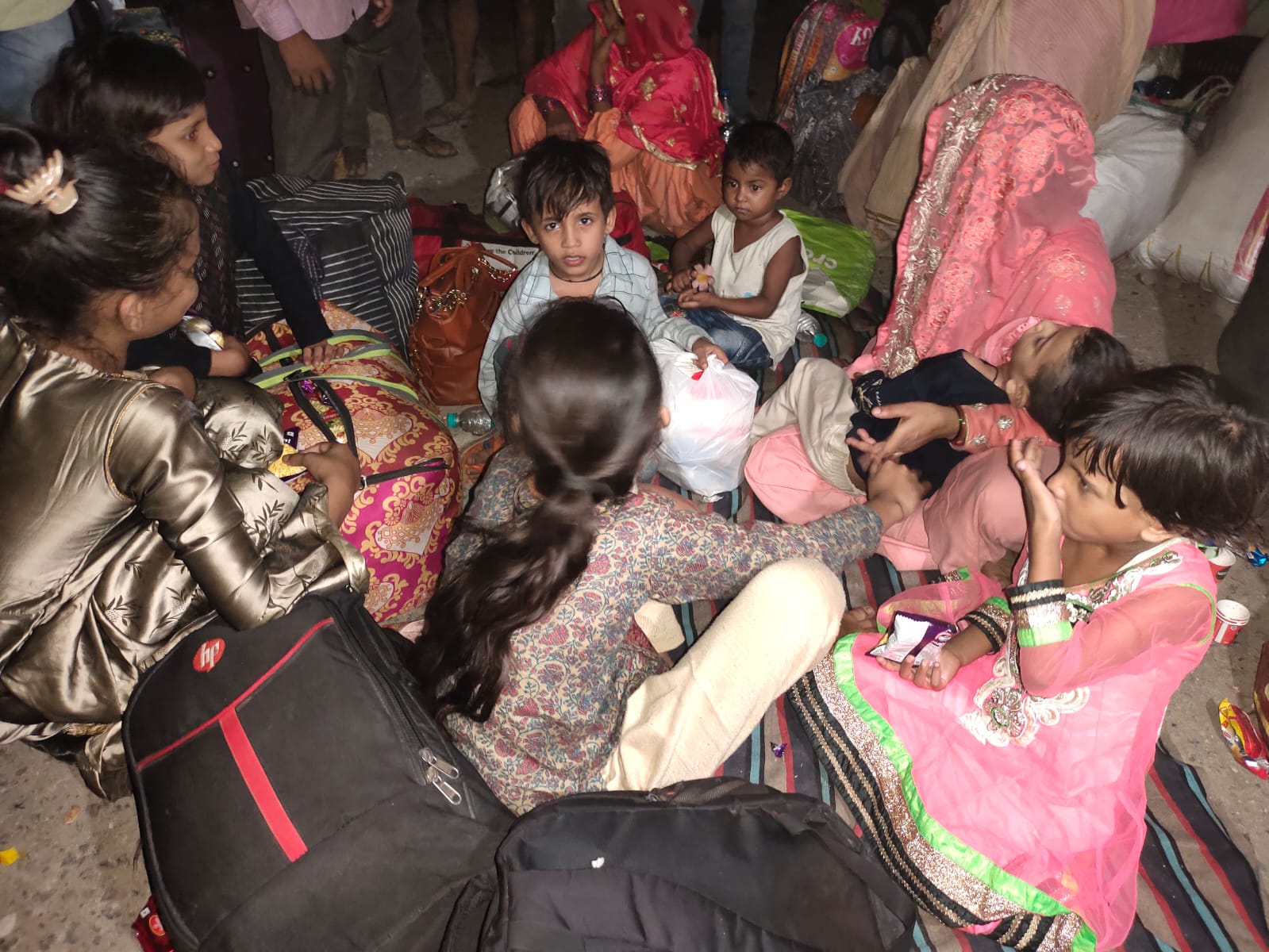 हादसे के बाद यात्रियों को अलग से बैठाया गया।