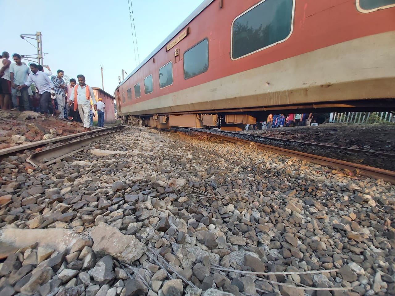 हादसे के बाद पटरी टूटी दिखी।
