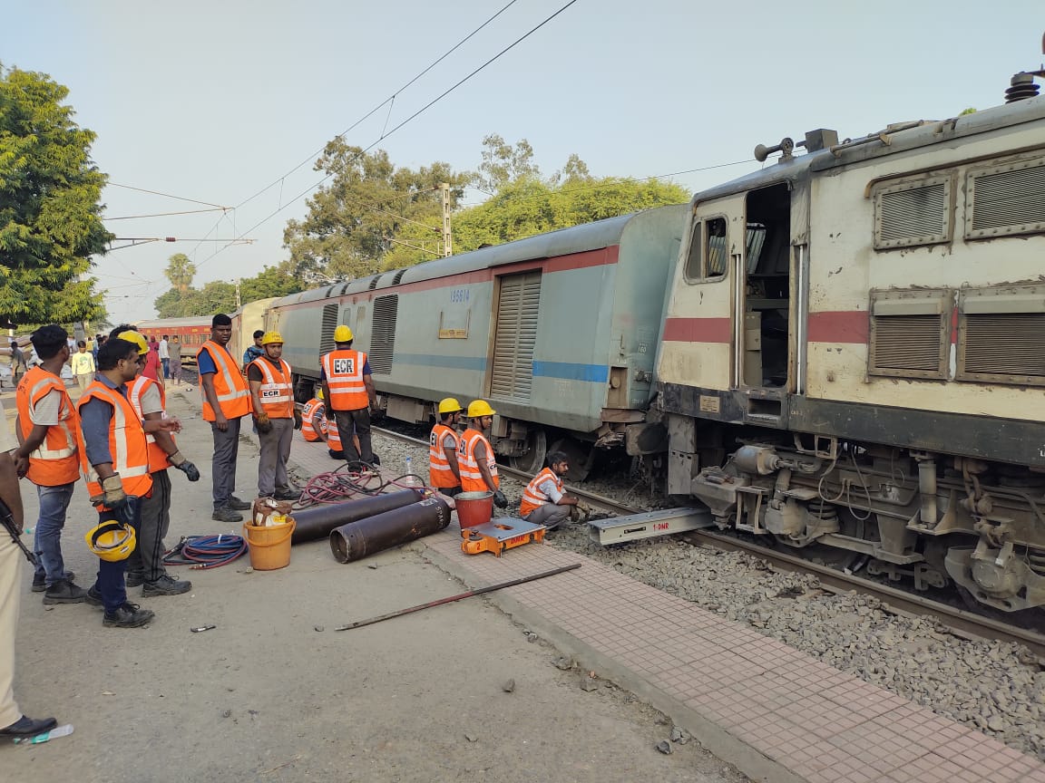 गुरुवार सुबह रेलवे ट्रैक से कोच को हटाने का काम जारी है।