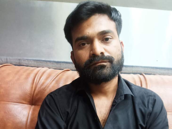 A young man from a special class was living by changing his name. | इंदौर  में नाबालिक को कर रहा था परेशान, हिंदूवादियों ने पकड़कर पुलिस को सौपा -  Dainik Bhaskar