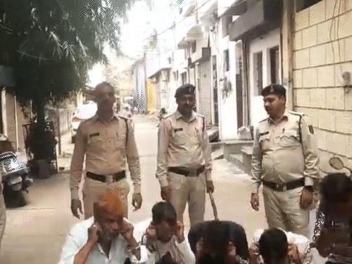 एसएसपी ने सभी थानेदारों को चुनाव को देखते हुए निर्देश देकर शहर के गुंडा बदमाशों की परेड करवा दी। - Dainik Bhaskar