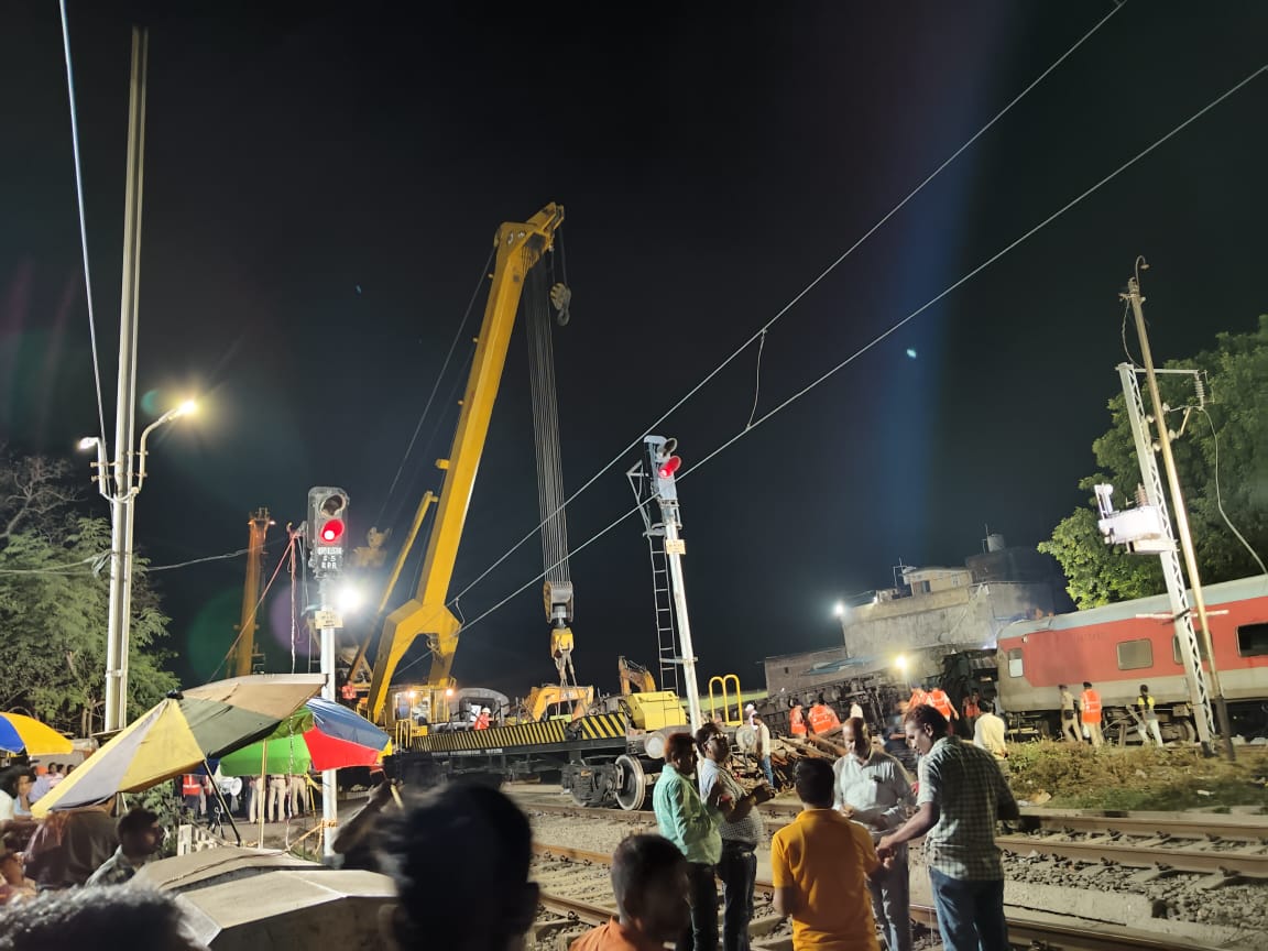 हादसे के दूसरे दिन भी ट्रैक का सुधार कार्य जारी है।