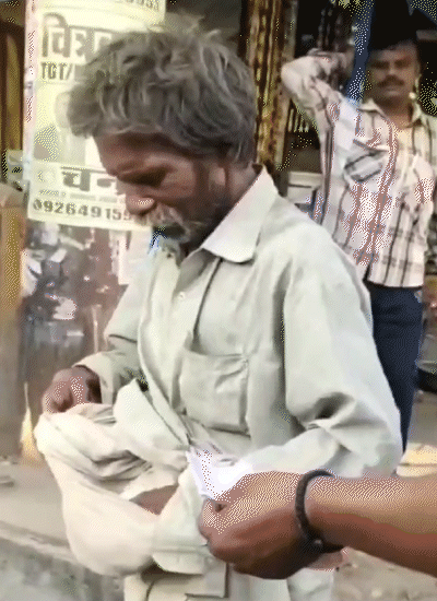 जब रास्ते में लोगों ने बांस में बांधकर शव ले जाते हुए देखा तो आर्थिक मदद की।