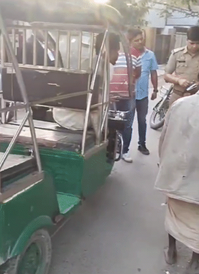 करीब 5 किमी. तक पैदल चलने के बाद नखड़ अपनी पत्नी के शव को ई-रिक्शा में लेकर दारागंज घाट पहुंचा।