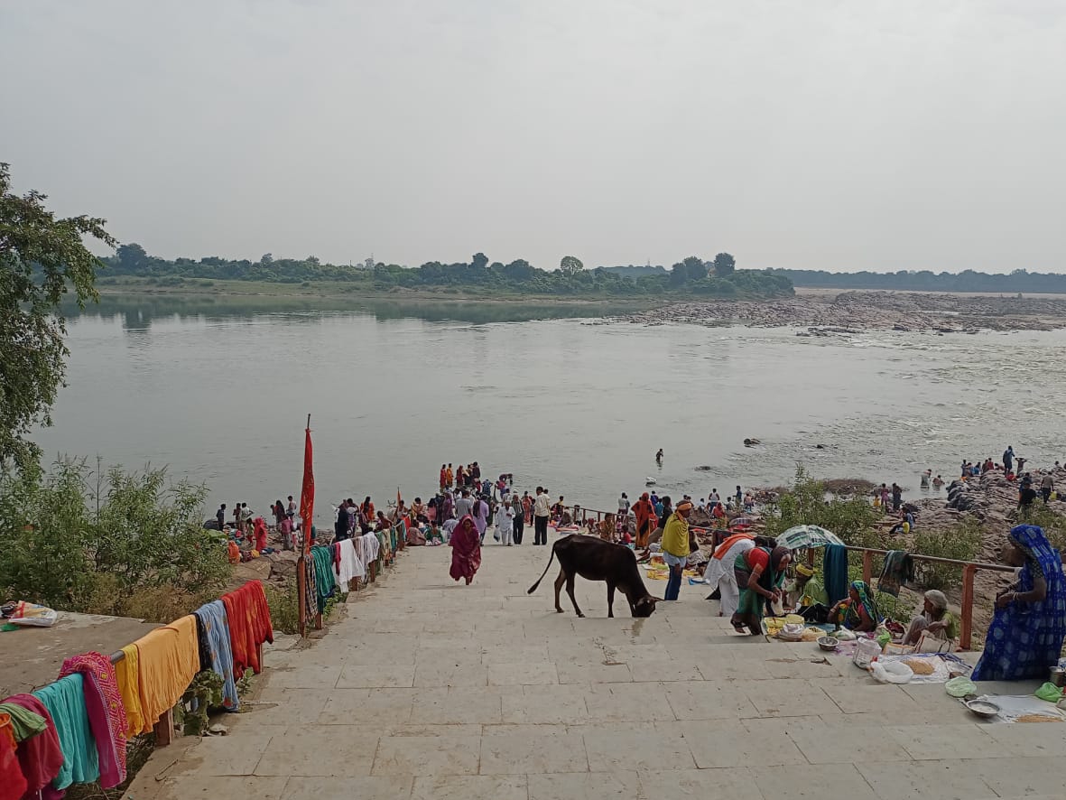 Devotees took holy bath in Narmada river on Pitru Moksha Amavasya