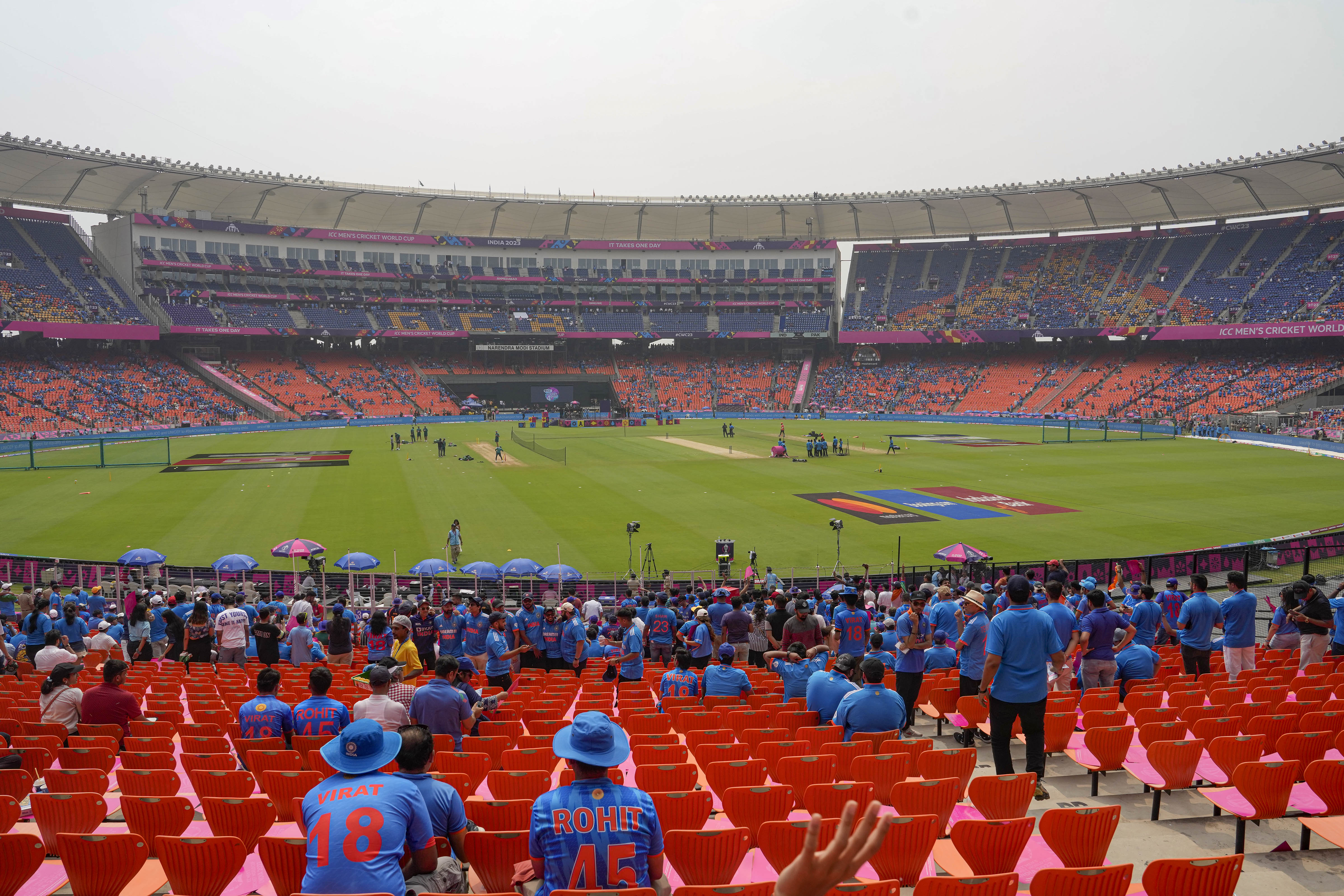 नरेंद्र मोदी स्टेडियम में फैंस टीम इंडिया की नीली जर्सी पहन कर पहुंचे।