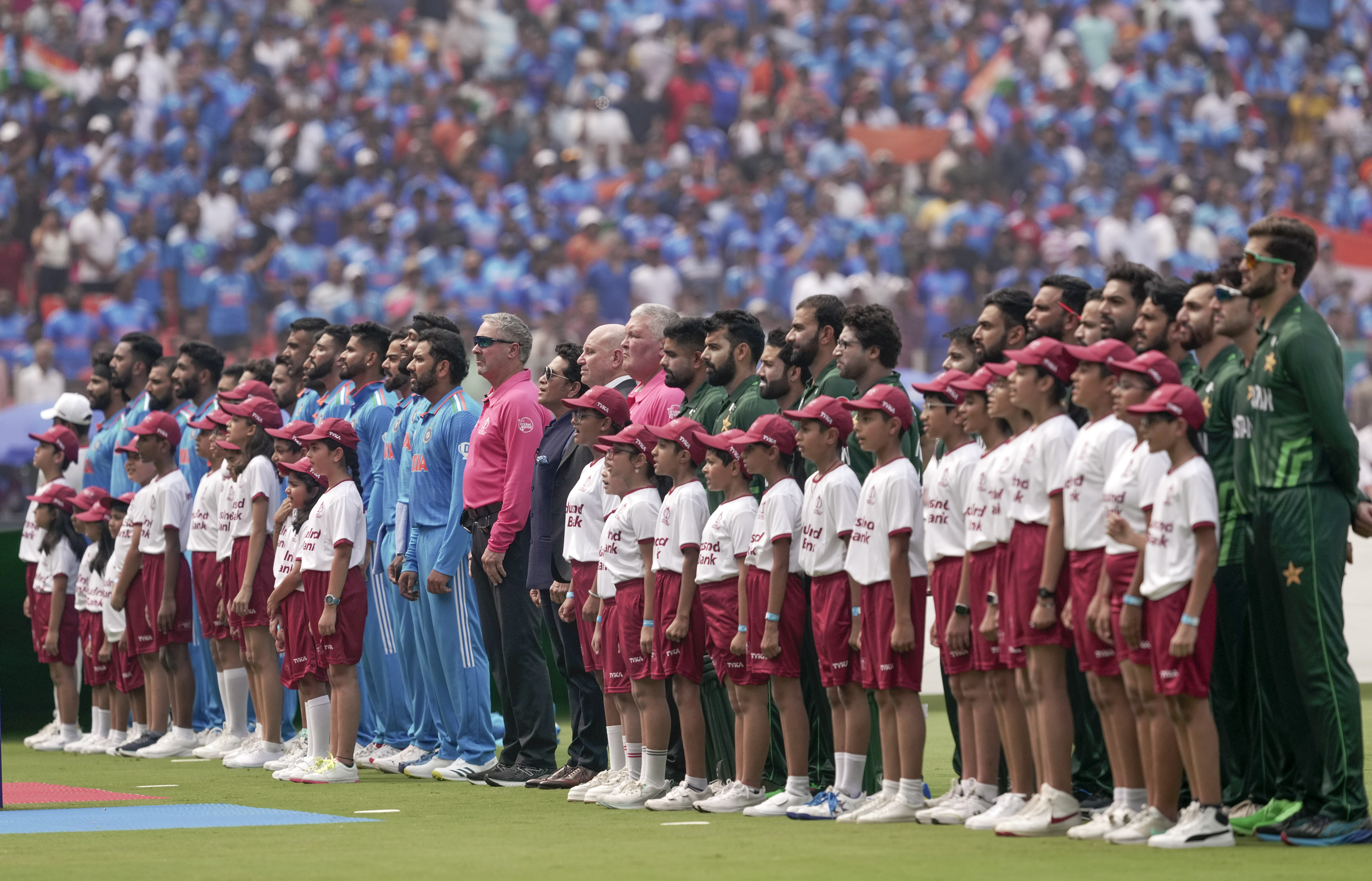 मैच से पहले नेशनल एंथम के दौरान भारत और पाकिस्तान टीम के खिलाड़ी।