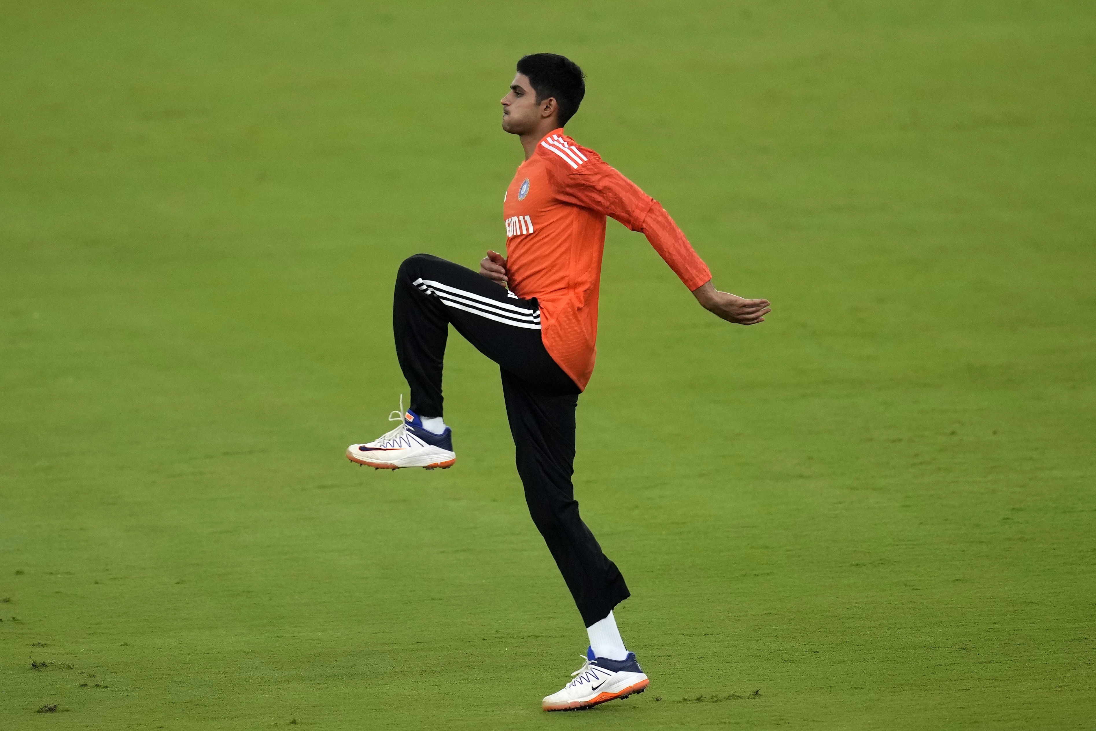 शुभमन गिल शुक्रवार को मैच से पहले प्रैक्टिस करते नजर आए थे। उन्होंने एक घंटे तक बैटिंग प्रैक्टिस की थी। वह आज का मैच खेल रहे हैं।