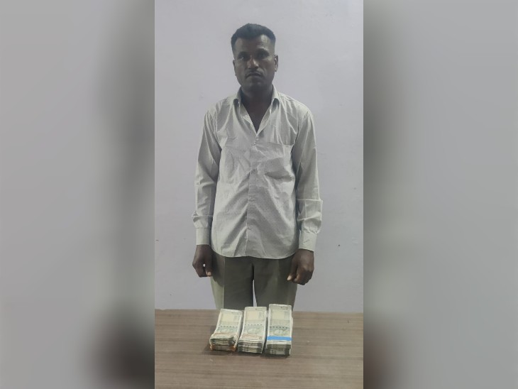 One accused arrested with cash worth Rs 2 lakh | दो लाख रुपए की नकदी के ...