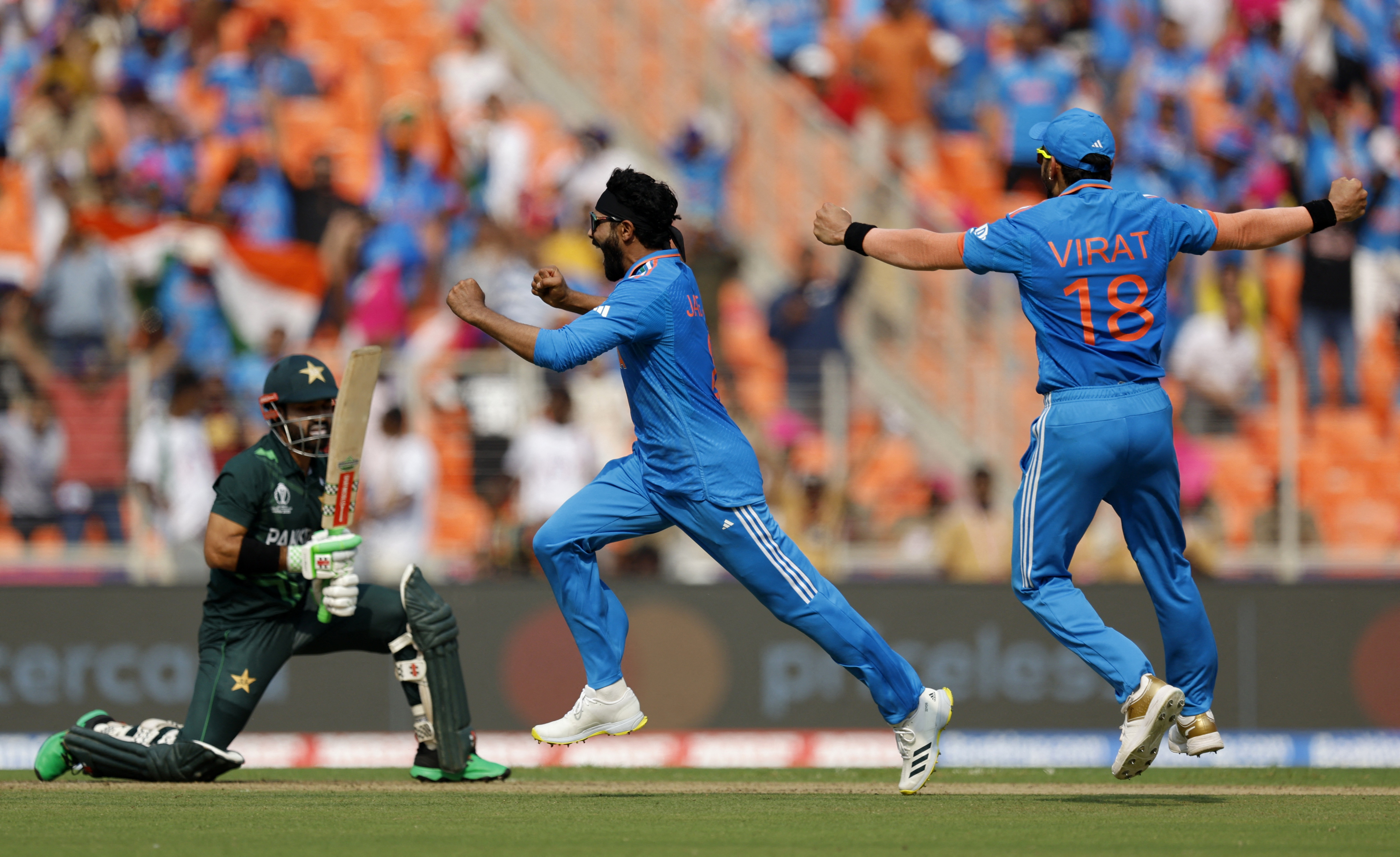 रिजवान को LBW आउट करार दिए जाने के बाद जश्न मनाते जडेजा और विराट कोहली।