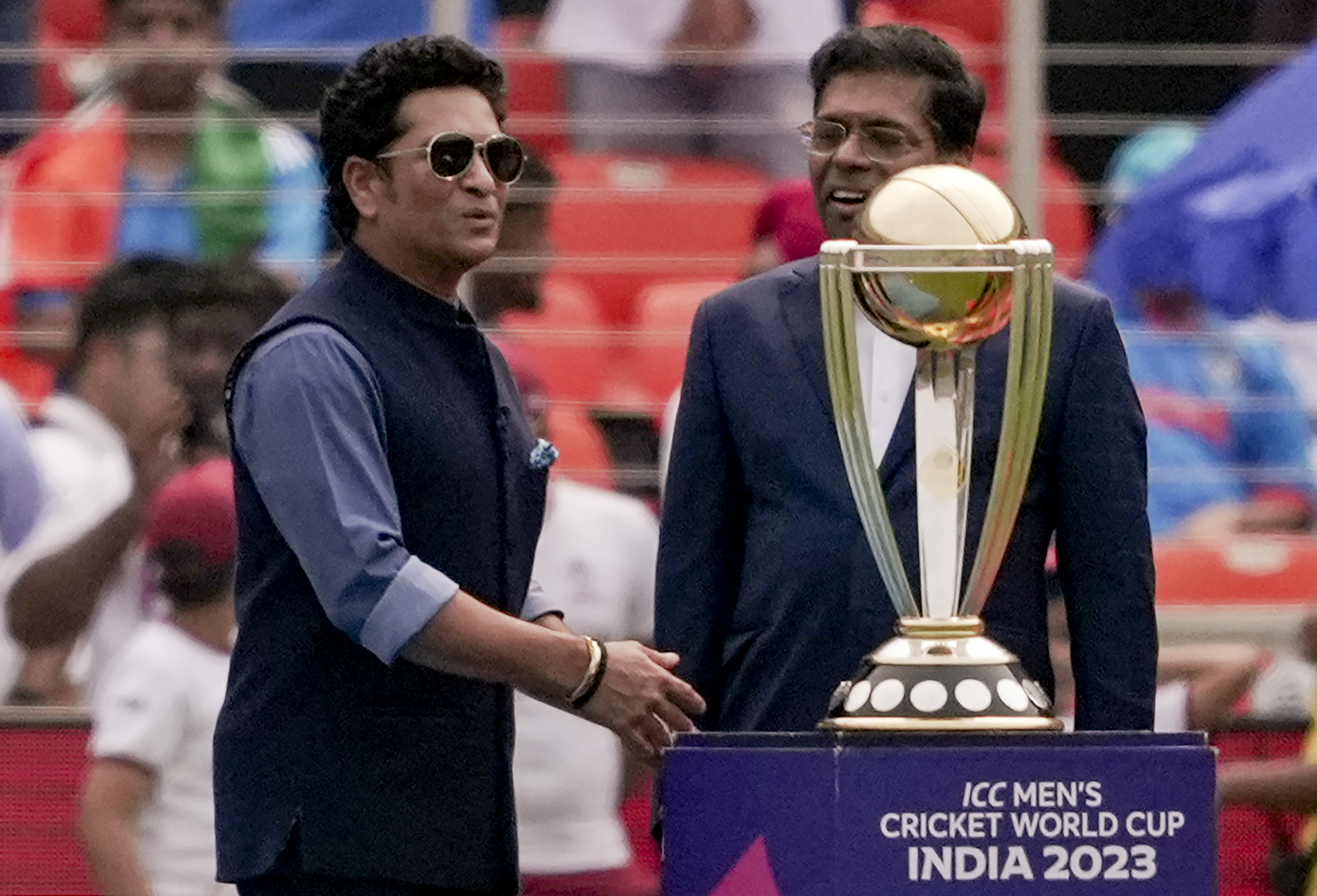 सचिन तेंदुलकर ने नरेंद्र मोदी स्टेडियम में भारत-पाक मैच से पहले वर्ल्ड कप की ट्रॉफी प्रेजेंट की।