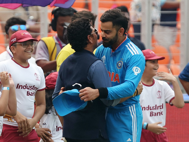 सचिन और विराट मैच से पहले गले मिले।