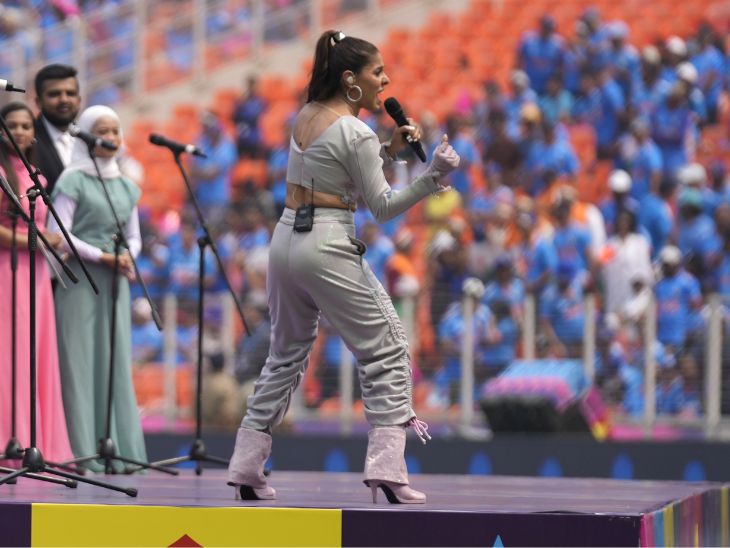 सुनिधी चौहान ने भी नरेंद्र मोदी स्टेडियम में मैच से पहले परफॉर्मेंस दी।