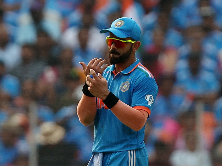 कुछ देर बाद विराट ने अपनी जर्सी चेंज की और कंधे पर ट्राई कलर स्ट्रिप वाली हाफ स्लीव जर्सी पहन कर उतरे।