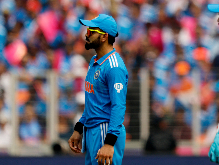 मैच के शुरुआती ओवर्स में विराट कोहली व्हाइट स्ट्रिप वाली फुल स्लीव जर्सी पहन कर उतरे।