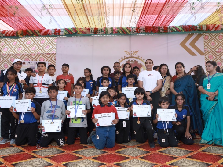 खेल प्रतियोगिता में विजेताओं को सम्मानित करते हुए गीता फोगाट