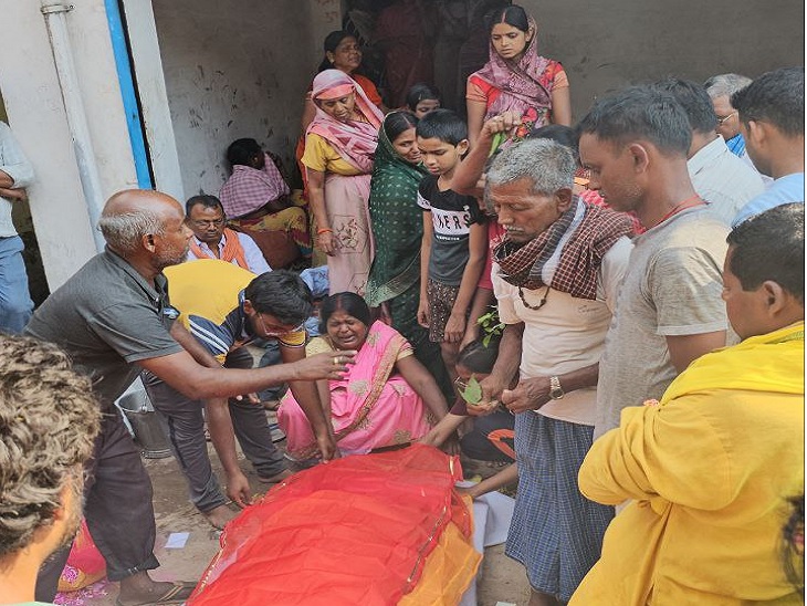 बच्ची के शव को देख रोते परिजन - Dainik Bhaskar