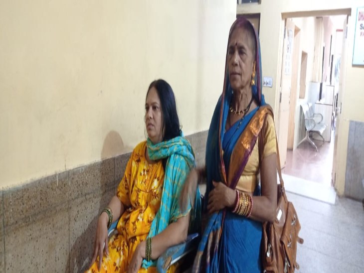 मृतक भारतीय जनता पार्टी के कार्यकर्ता चंद्रशेखर गिरी के परिजन अस्पताल में।