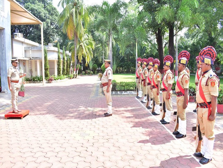 ज्वाइन करने के बाद नए एसपी रामगोपाल गर्ग को दी गई सलामी।