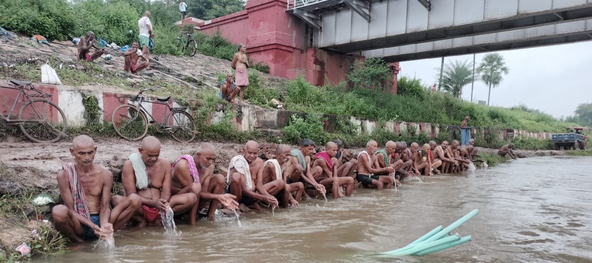 Devotees performed tarpan at Dhadhar river ghat | ढाढर नदी घाट पर ...