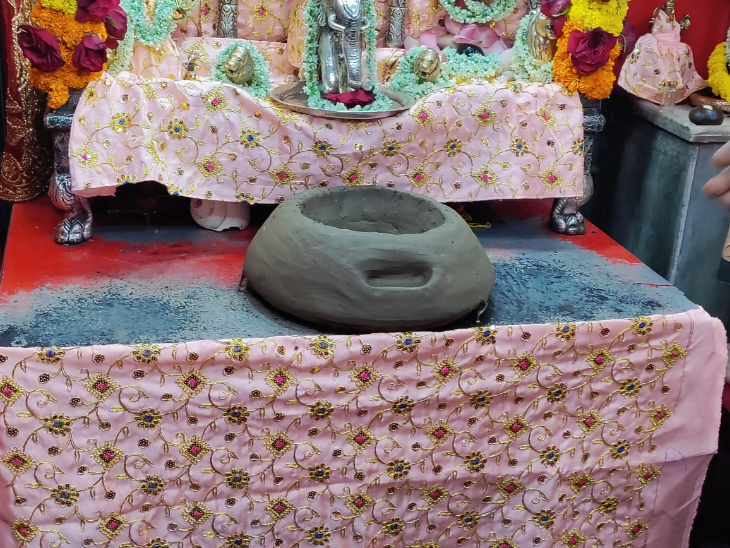 बड़ी पटन देवी शक्ति पीठ कलश स्थापना के लिए मिट्टी के बर्तन का निर्माण किया गया है।